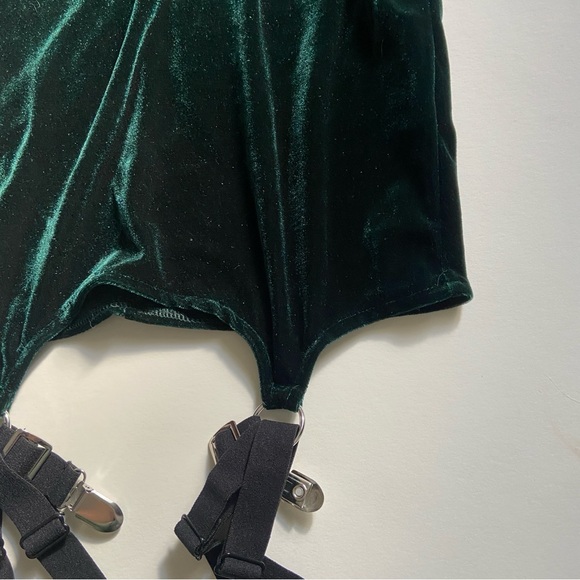 NWT Killstar Cassandra emerald green velvet miniskirt with garter size small - Picture 5 of 7